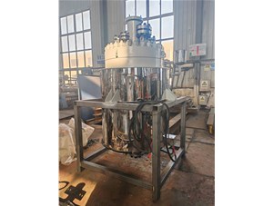 500L高壓不銹鋼復合板油浴電加熱反應釜已完工發(fā)往深圳